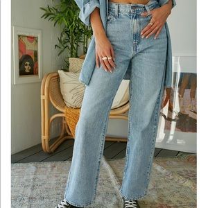 Levi’s high waisted straight jeans size 26 fit like a 27 light blue wash 26x29